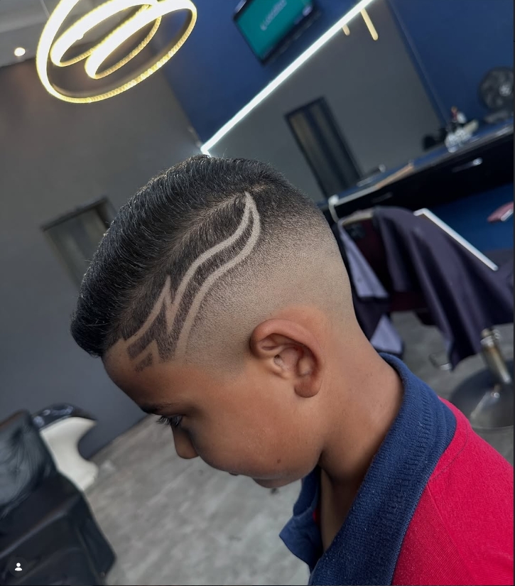 Corte moderno com fade impecável